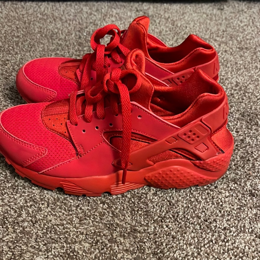 Triple Red Nike Air huaraches only worn a few times